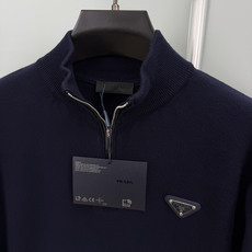 Prada.普拉达 FW26新品涂珐琅三角形金属徽标半拉链立领长袖针织毛衣,正面胸前饰标志性特色三角标点缀,半拉链半高领 Prada.普拉达 FW26新品涂珐琅三角形金属徽标半拉链立领长袖针织毛衣,正面胸前饰标志性特色三角标点缀,半拉链半高领
