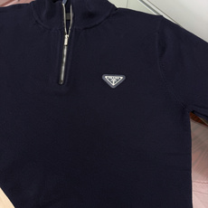 Prada.普拉达 FW26新品涂珐琅三角形金属徽标半拉链立领长袖针织毛衣,正面胸前饰标志性特色三角标点缀,半拉链半高领 Prada.普拉达 FW26新品涂珐琅三角形金属徽标半拉链立领长袖针织毛衣,正面胸前饰标志性特色三角标点缀,半拉链半高领