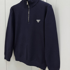 Prada.普拉达 FW26新品涂珐琅三角形金属徽标半拉链立领长袖针织毛衣,正面胸前饰标志性特色三角标点缀,半拉链半高领 Prada.普拉达 FW26新品涂珐琅三角形金属徽标半拉链立领长袖针织毛衣,正面胸前饰标志性特色三角标点缀,半拉链半高领
