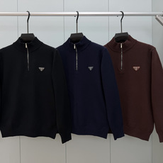 Prada.普拉达 FW26新品涂珐琅三角形金属徽标半拉链立领长袖针织毛衣,正面胸前饰标志性特色三角标点缀,半拉链半高领 Prada.普拉达 FW26新品涂珐琅三角形金属徽标半拉链立领长袖针织毛衣,正面胸前饰标志性特色三角标点缀,半拉链半高领