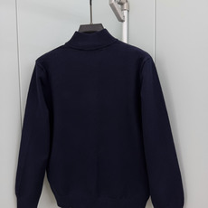 Prada.普拉达 FW26新品涂珐琅三角形金属徽标半拉链立领长袖针织毛衣,正面胸前饰标志性特色三角标点缀,半拉链半高领 Prada.普拉达 FW26新品涂珐琅三角形金属徽标半拉链立领长袖针织毛衣,正面胸前饰标志性特色三角标点缀,半拉链半高领