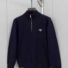 Prada.普拉达 FW26新品涂珐琅三角形金属徽标半拉链立领长袖针织毛衣,正面胸前饰标志性特色三角标点缀,半拉链半高领 Prada.普拉达 FW26新品涂珐琅三角形金属徽标半拉链立领长袖针织毛衣,正面胸前饰标志性特色三角标点缀,半拉链半高领