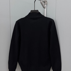 Prada.普拉达 FW26新品涂珐琅三角形金属徽标半拉链立领长袖针织毛衣,正面胸前饰标志性特色三角标点缀,半拉链半高领 Prada.普拉达 FW26新品涂珐琅三角形金属徽标半拉链立领长袖针织毛衣,正面胸前饰标志性特色三角标点缀,半拉链半高领