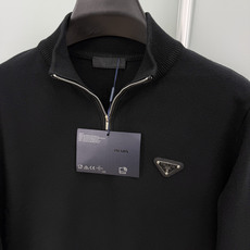 Prada.普拉达 FW26新品涂珐琅三角形金属徽标半拉链立领长袖针织毛衣,正面胸前饰标志性特色三角标点缀,半拉链半高领 Prada.普拉达 FW26新品涂珐琅三角形金属徽标半拉链立领长袖针织毛衣,正面胸前饰标志性特色三角标点缀,半拉链半高领