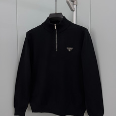 Prada.普拉达 FW26新品涂珐琅三角形金属徽标半拉链立领长袖针织毛衣,正面胸前饰标志性特色三角标点缀,半拉链半高领 Prada.普拉达 FW26新品涂珐琅三角形金属徽标半拉链立领长袖针织毛衣,正面胸前饰标志性特色三角标点缀,半拉链半高领