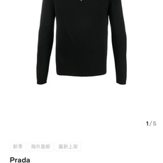 Prada.普拉达 FW26新品涂珐琅三角形金属徽标半拉链立领长袖针织毛衣,正面胸前饰标志性特色三角标点缀,半拉链半高领 Prada.普拉达 FW26新品涂珐琅三角形金属徽标半拉链立领长袖针织毛衣,正面胸前饰标志性特色三角标点缀,半拉链半高领