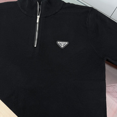 Prada.普拉达 FW26新品涂珐琅三角形金属徽标半拉链立领长袖针织毛衣,正面胸前饰标志性特色三角标点缀,半拉链半高领 Prada.普拉达 FW26新品涂珐琅三角形金属徽标半拉链立领长袖针织毛衣,正面胸前饰标志性特色三角标点缀,半拉链半高领