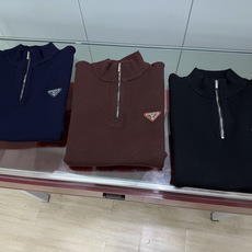 Prada.普拉达 FW26新品涂珐琅三角形金属徽标半拉链立领长袖针织毛衣,正面胸前饰标志性特色三角标点缀,半拉链半高领 Prada.普拉达 FW26新品涂珐琅三角形金属徽标半拉链立领长袖针织毛衣,正面胸前饰标志性特色三角标点缀,半拉链半高领