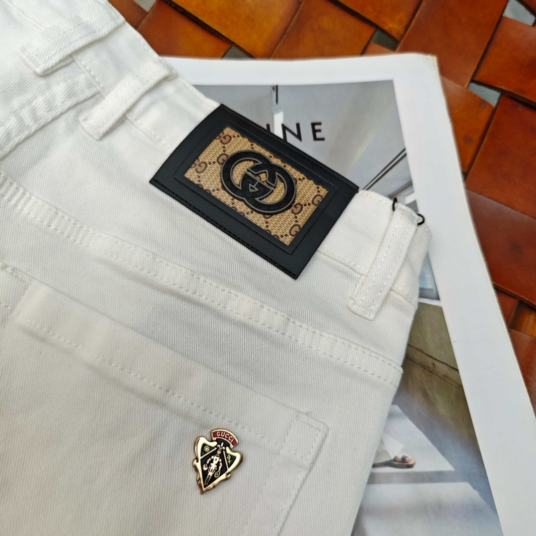 GU26S秋季男士直筒牛仔裤 棉质牛仔面料打造 质地柔软又不失筋骨，手感干爽有韧性 经典的标志性浮雕徽标，灵魂般的点缀 
