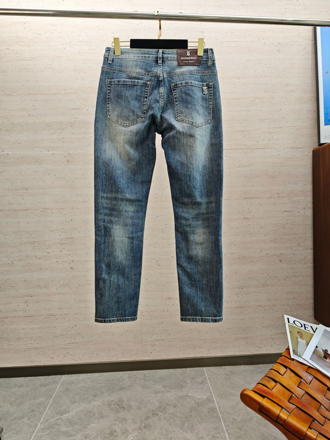 BUR26S秋季男士直筒牛仔裤 棉质牛仔面料打造 质地柔软又不失筋骨，手感干爽有韧性 经典的标志性浮雕徽标，灵魂般的点缀