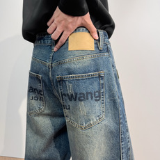 26秋冬WANG|洗水蓝宽松弯刀牛仔裤 后幅双侧口袋字母LOGO做环保印花 立体破缝剪裁拼接 上身立体不臃肿,实穿兼顾设 26秋冬WANG|洗水蓝宽松弯刀牛仔裤 后幅双侧口袋字母LOGO做环保印花 立体破缝剪裁拼接 上身立体不臃肿,实穿兼顾设
