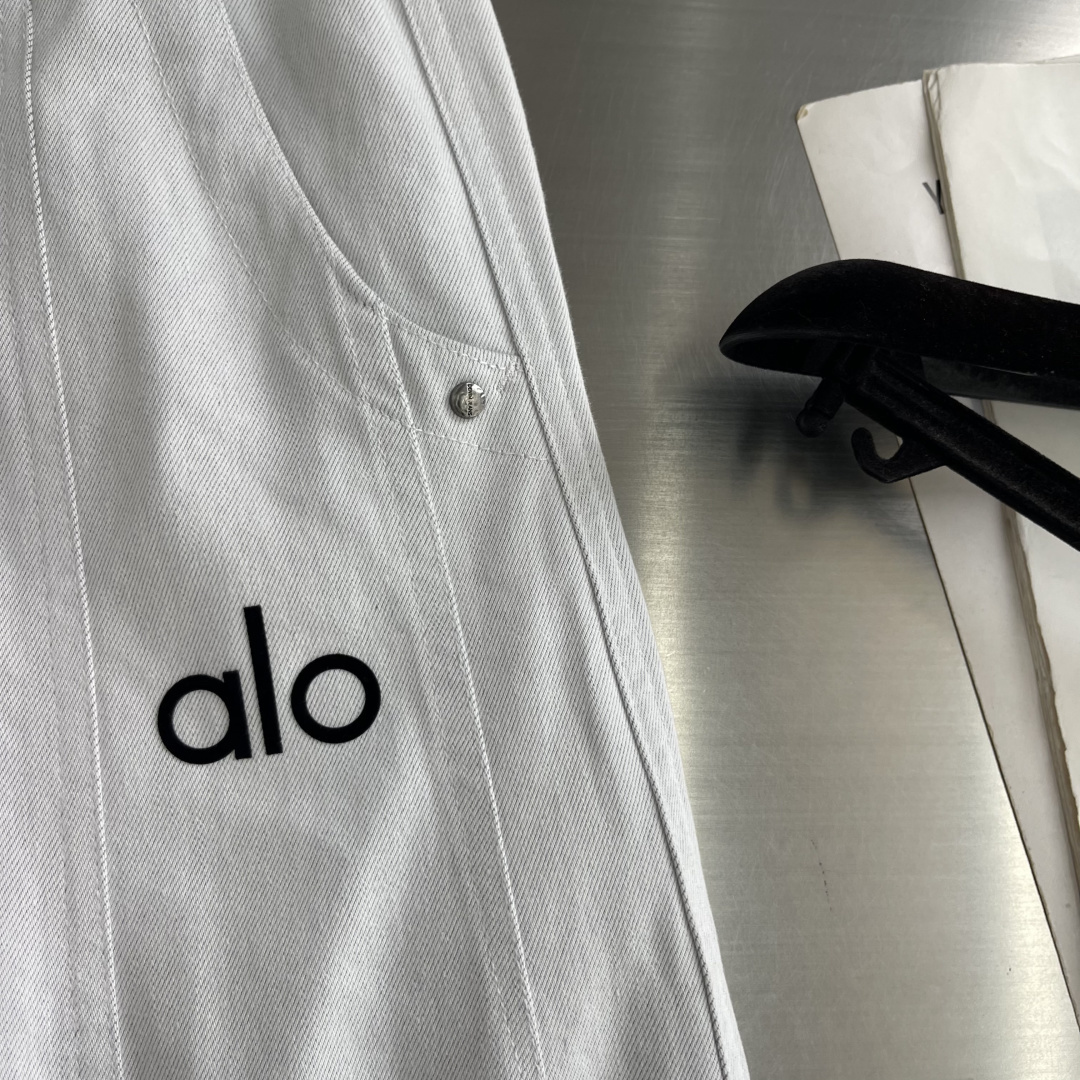 Alo    新款休闲裤，两穿设计，高级优质面料，细腻柔软程度非同一般。标识增添看点，处处彰显独特的风格魅力，毋庸置疑的