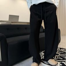 静默的力量JIL叠层刺绣长裤的质感美学在喧嚣的潮流中,总有一些设计选择以静默表达力量。JIL柜台同步发售的这款男士直筒长 静默的力量JIL叠层刺绣长裤的质感美学在喧嚣的潮流中,总有一些设计选择以静默表达力量。JIL柜台同步发售的这款男士直筒长