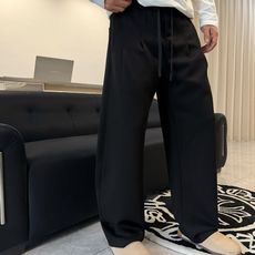 静默的力量JIL叠层刺绣长裤的质感美学在喧嚣的潮流中,总有一些设计选择以静默表达力量。JIL柜台同步发售的这款男士直筒长 静默的力量JIL叠层刺绣长裤的质感美学在喧嚣的潮流中,总有一些设计选择以静默表达力量。JIL柜台同步发售的这款男士直筒长