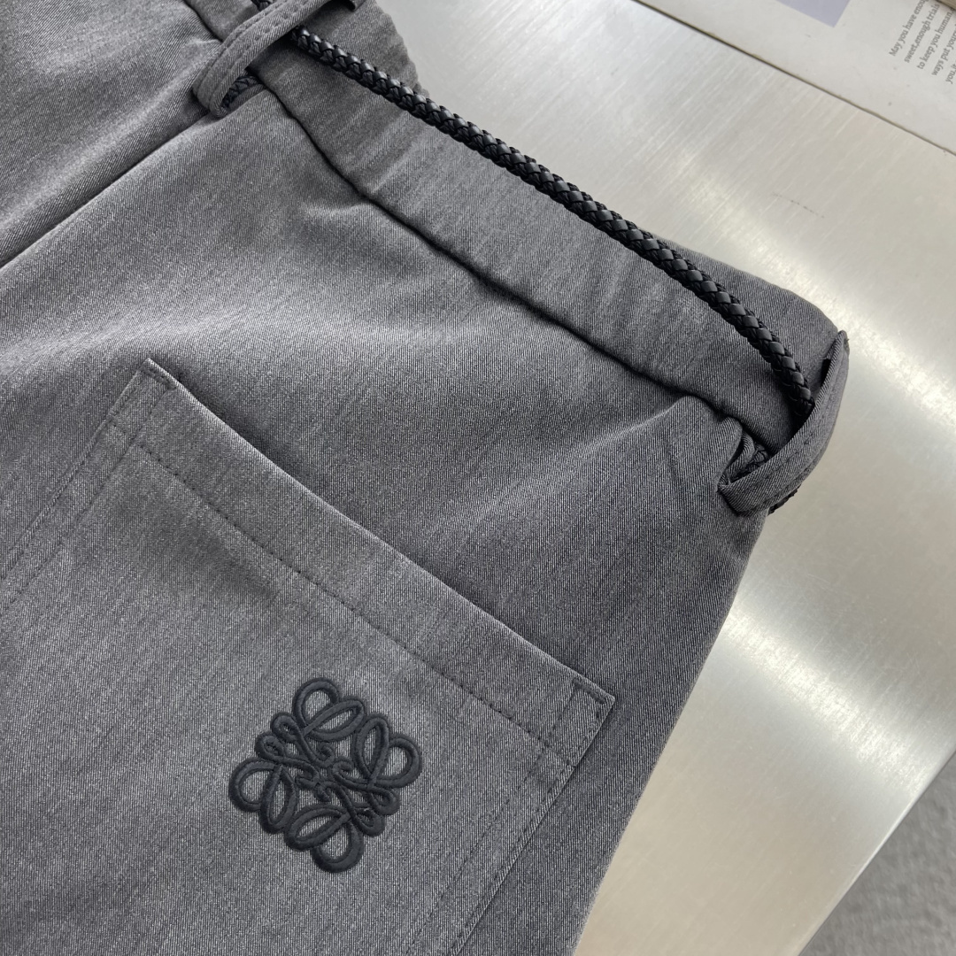 -LOEW     秋季新款休闲西裤，采用优质面料，亲肤舒服，压褶设计简直是神来之笔，不仅增加了裤子的层次感，还超级显瘦