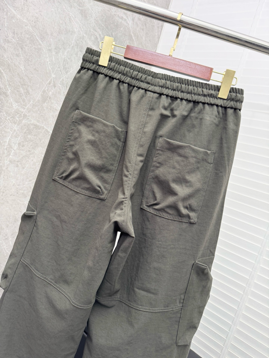 迪奥 26年秋冬新款工装风休闲裤裤，采用高定优质面料 质感好 亲肤舒适宽松直筒版型 腰部松紧抽绳设计 弹性好 不挑身材，
