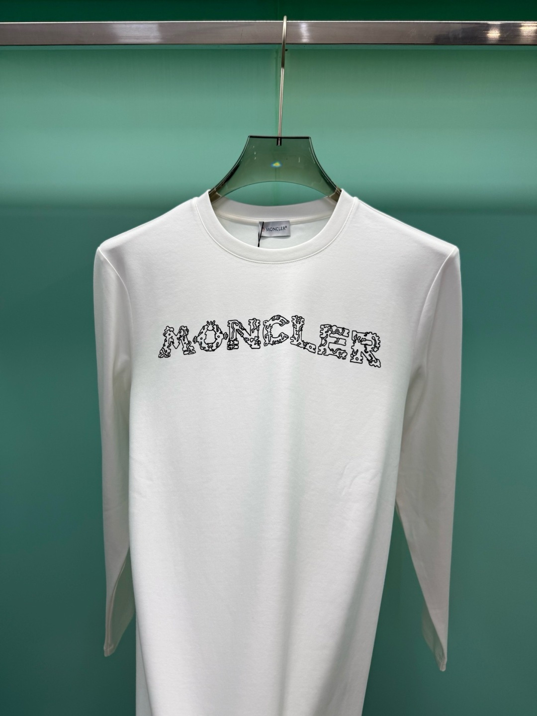 Moncler2026秋冬新品228克纯棉镂空印花工艺​​经典款字母长袖T恤，设计简约但细节感十足，适合追求低调质感的穿