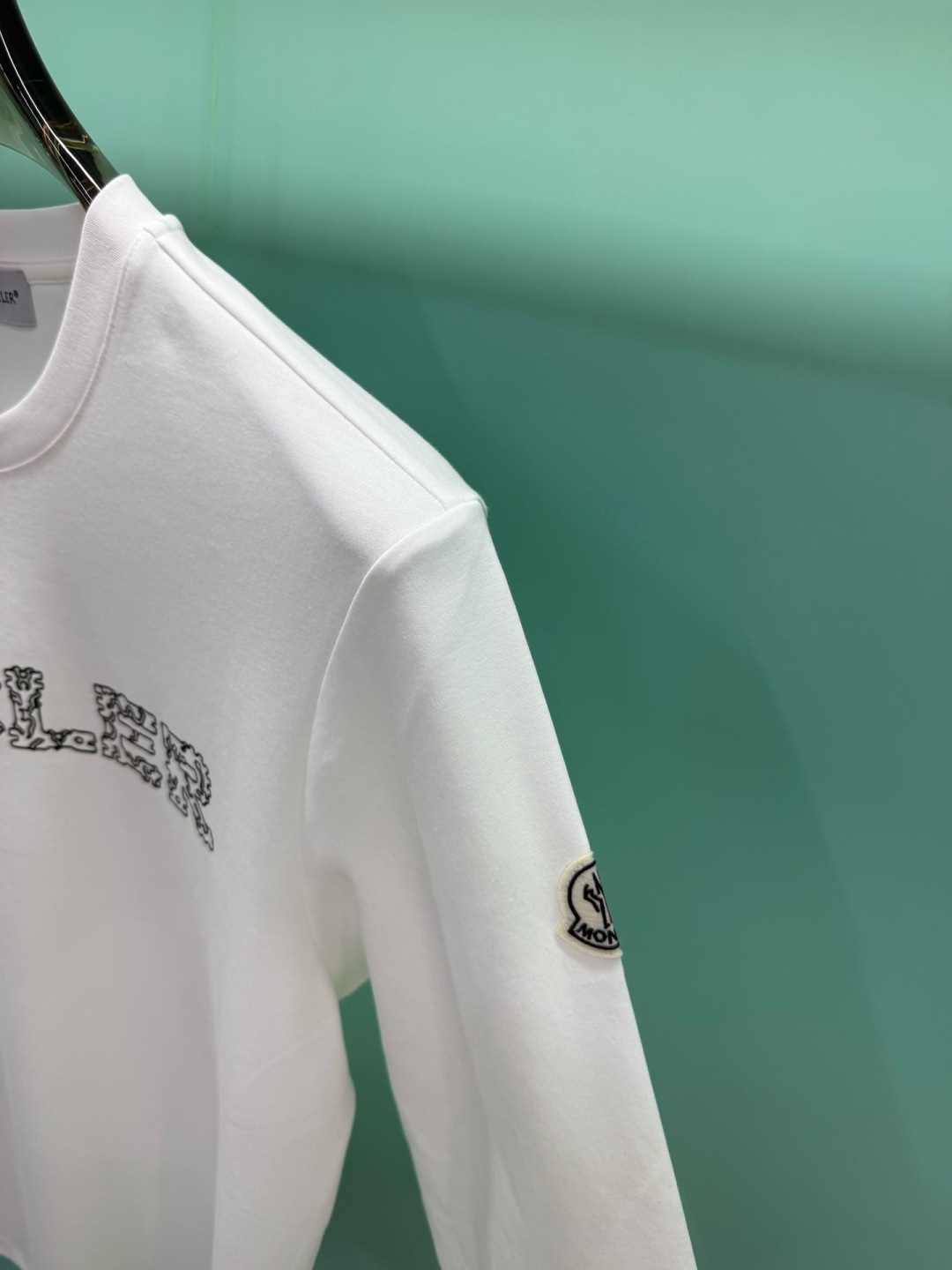 Moncler2026秋冬新品228克纯棉镂空印花工艺​​经典款字母长袖T恤，设计简约但细节感十足，适合追求低调质感的穿
