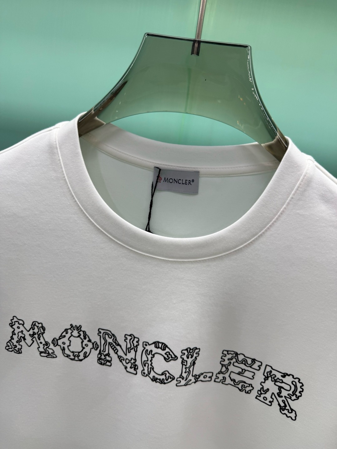 Moncler2026秋冬新品228克纯棉镂空印花工艺​​经典款字母长袖T恤，设计简约但细节感十足，适合追求低调质感的穿