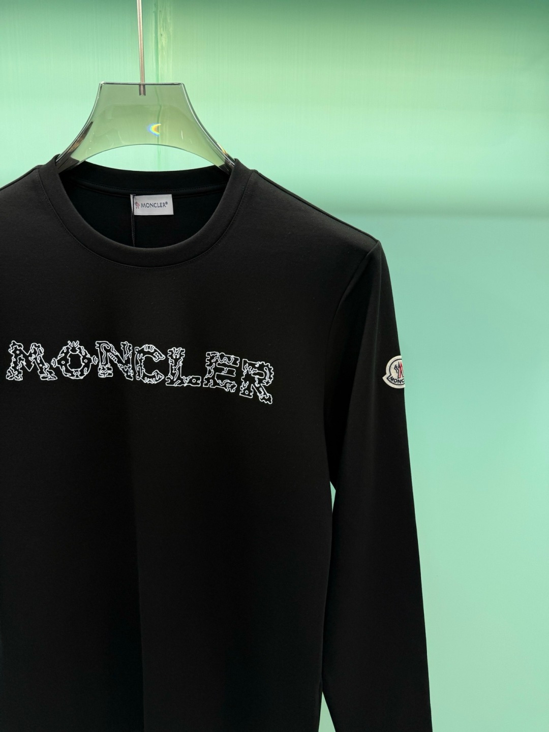 Moncler2026秋冬新品228克纯棉镂空印花工艺经典款字母长袖T恤,设计简约但细节感十足,适合追求低调质感的穿 Moncler2026秋冬新品228克纯棉镂空印花工艺经典款字母长袖T恤,设计简约但细节感十足,适合追求低调质感的穿