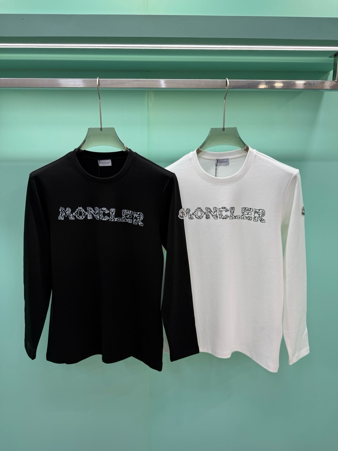 Moncler2026秋冬新品228克纯棉镂空印花工艺经典款字母长袖T恤,设计简约但细节感十足,适合追求低调质感的穿 Moncler2026秋冬新品228克纯棉镂空印花工艺经典款字母长袖T恤,设计简约但细节感十足,适合追求低调质感的穿
