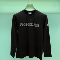 Moncler2026秋冬新品228克纯棉镂空印花工艺经典款字母长袖T恤,设计简约但细节感十足,适合追求低调质感的穿 Moncler2026秋冬新品228克纯棉镂空印花工艺经典款字母长袖T恤,设计简约但细节感十足,适合追求低调质感的穿