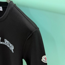 Moncler2026秋冬新品228克纯棉镂空印花工艺经典款字母长袖T恤,设计简约但细节感十足,适合追求低调质感的穿 Moncler2026秋冬新品228克纯棉镂空印花工艺经典款字母长袖T恤,设计简约但细节感十足,适合追求低调质感的穿