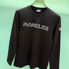 Moncler2026秋冬新品228克纯棉镂空印花工艺经典款字母长袖T恤,设计简约但细节感十足,适合追求低调质感的穿 Moncler2026秋冬新品228克纯棉镂空印花工艺经典款字母长袖T恤,设计简约但细节感十足,适合追求低调质感的穿