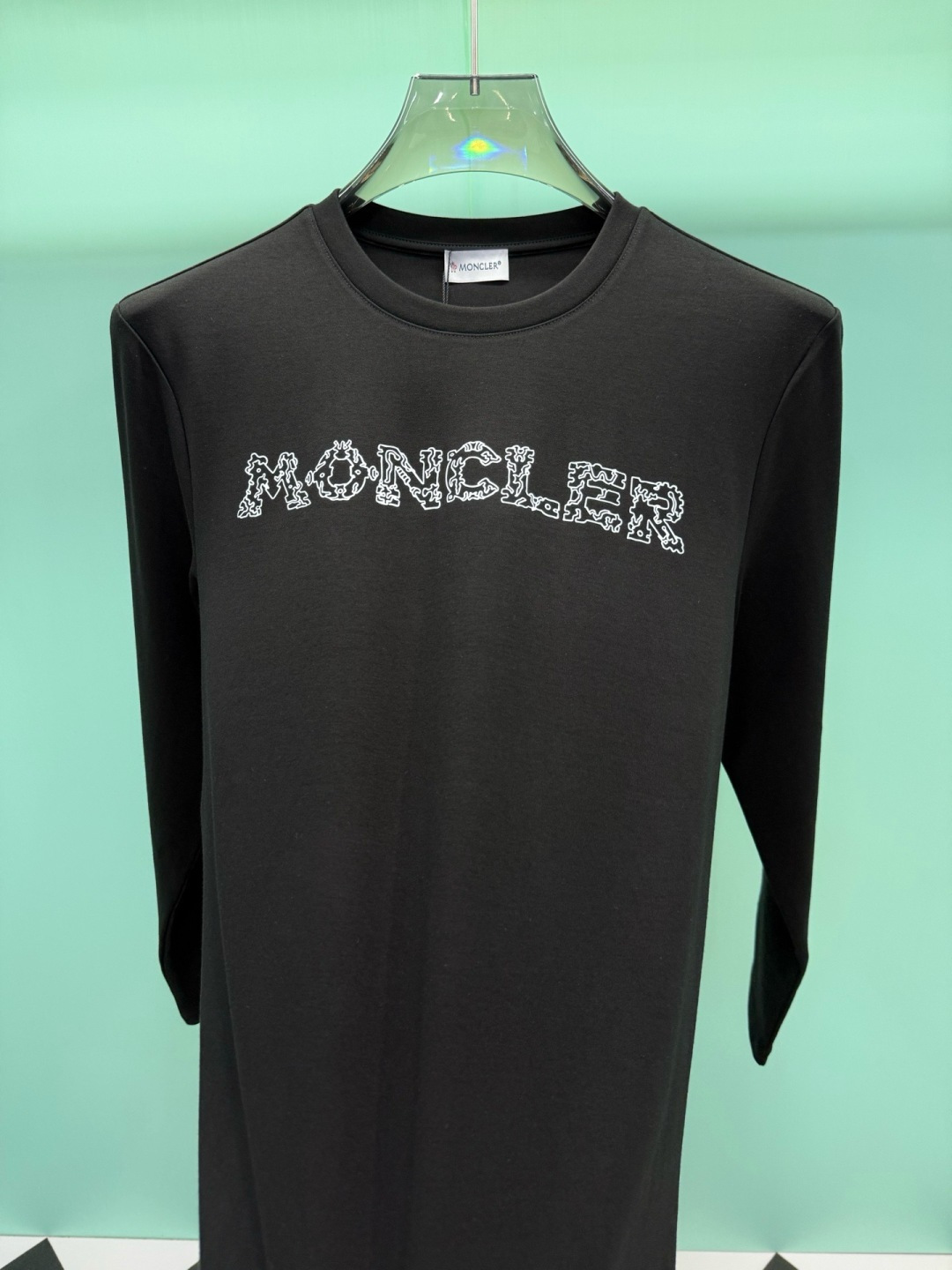 Moncler2026秋冬新品228克纯棉镂空印花工艺经典款字母长袖T恤,设计简约但细节感十足,适合追求低调质感的穿 Moncler2026秋冬新品228克纯棉镂空印花工艺经典款字母长袖T恤,设计简约但细节感十足,适合追求低调质感的穿