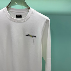 Miu Miu x Fendi联名款2026秋冬新品228克纯棉长袖T恤,属于两大奢侈品牌跨界合作的特别系列,设计简 Miu Miu x Fendi联名款2026秋冬新品228克纯棉长袖T恤,属于两大奢侈品牌跨界合作的特别系列,设计简