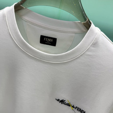 Miu Miu x Fendi联名款2026秋冬新品228克纯棉长袖T恤,属于两大奢侈品牌跨界合作的特别系列,设计简 Miu Miu x Fendi联名款2026秋冬新品228克纯棉长袖T恤,属于两大奢侈品牌跨界合作的特别系列,设计简
