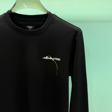 Miu Miu x Fendi联名款2026秋冬新品228克纯棉长袖T恤,属于两大奢侈品牌跨界合作的特别系列,设计简 Miu Miu x Fendi联名款2026秋冬新品228克纯棉长袖T恤,属于两大奢侈品牌跨界合作的特别系列,设计简