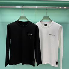 Miu Miu x Fendi联名款2026秋冬新品228克纯棉长袖T恤,属于两大奢侈品牌跨界合作的特别系列,设计简 Miu Miu x Fendi联名款2026秋冬新品228克纯棉长袖T恤,属于两大奢侈品牌跨界合作的特别系列,设计简