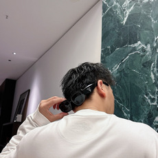时尚与灵魂碰撞设计 从面料剪裁 细节的处理 相互融合很有想法的H家最新款秋冬长袖T恤打底衫 版型采用微宽松立体剪裁 让 时尚与灵魂碰撞设计 从面料剪裁 细节的处理 相互融合很有想法的H家最新款秋冬长袖T恤打底衫 版型采用微宽松立体剪裁 让