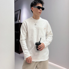时尚与灵魂碰撞设计 从面料剪裁 细节的处理 相互融合很有想法的H家最新款秋冬长袖T恤打底衫 版型采用微宽松立体剪裁 让 时尚与灵魂碰撞设计 从面料剪裁 细节的处理 相互融合很有想法的H家最新款秋冬长袖T恤打底衫 版型采用微宽松立体剪裁 让