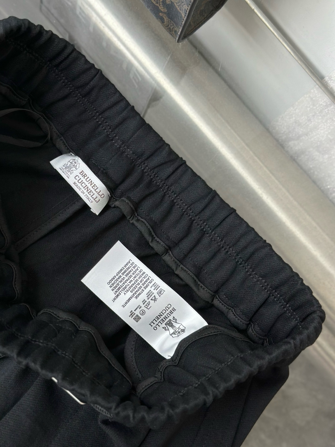 BC 秋冬季新款直筒休闲裤，采用高定棉质面料，手感柔软舒适，亲肤舒服！前面采用logo点缀，五金效果拉满，低调奢华，超级