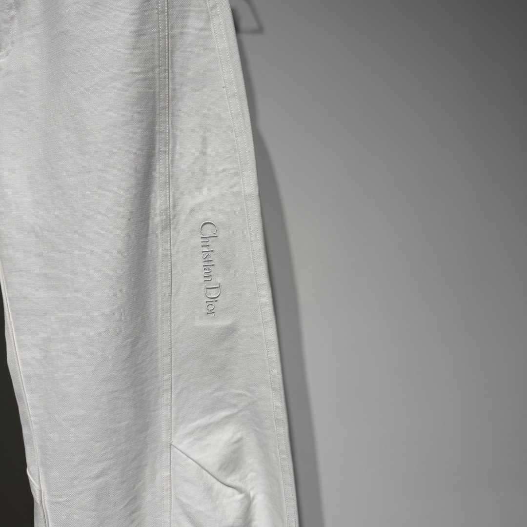 Dior 克里斯汀•迪奥时尚休闲裤!版型采用工装元素定制细牛津布面料! 高支长绒棉清爽干净水洗工艺细腻时尚简约大气!! Dior 克里斯汀•迪奥时尚休闲裤!版型采用工装元素定制细牛津布面料! 高支长绒棉清爽干净水洗工艺细腻时尚简约大气!!
