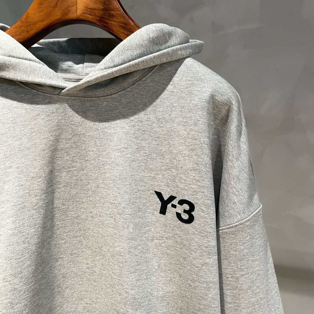 Y-3，早秋新款连帽卫衣，面料采用顶级原版精梳棉面料，前印花logo工艺，顶级的做工，高端品质，尺码:S-XL