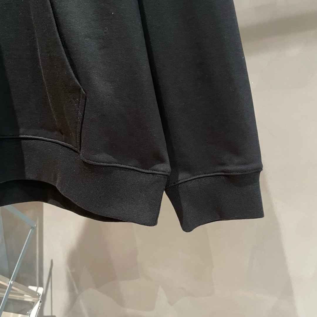Y-3，早秋新款连帽卫衣，面料采用顶级原版精梳棉面料，前印花logo工艺，顶级的做工，高端品质，尺码:S-XL