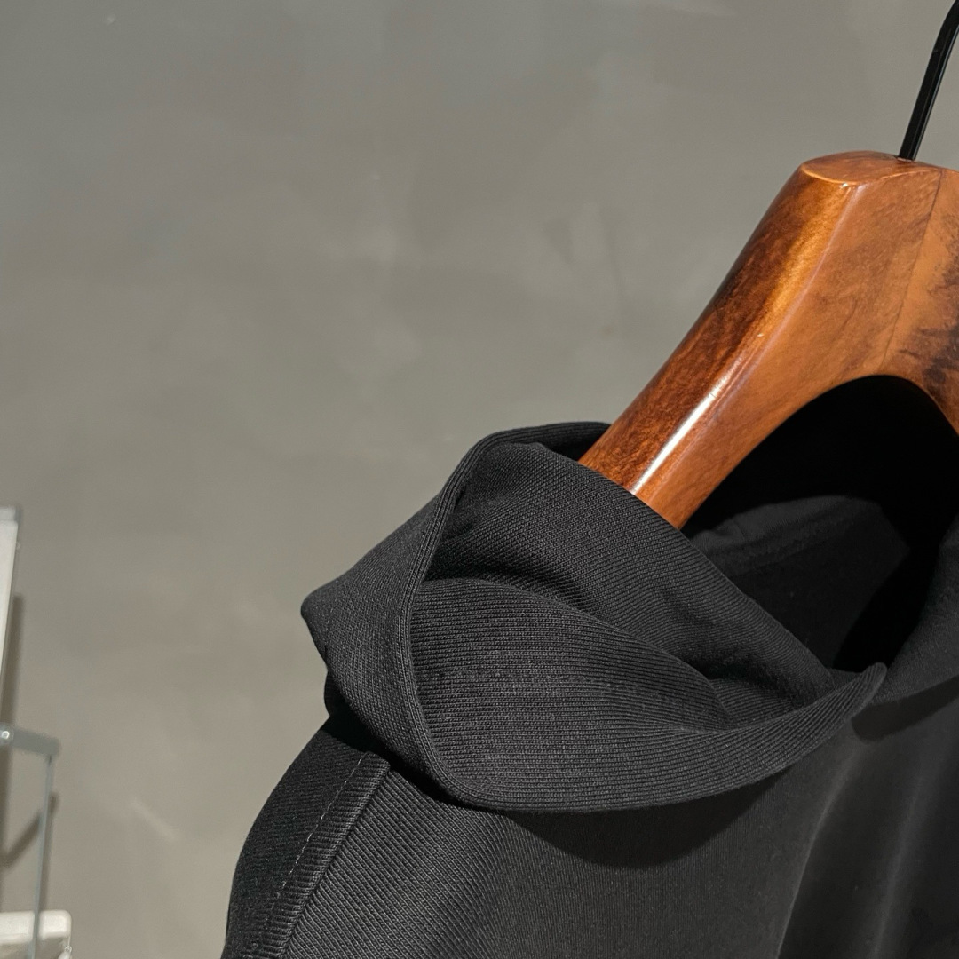 Y-3，早秋新款连帽卫衣，面料采用顶级原版精梳棉面料，前印花logo工艺，顶级的做工，高端品质，尺码:S-XL