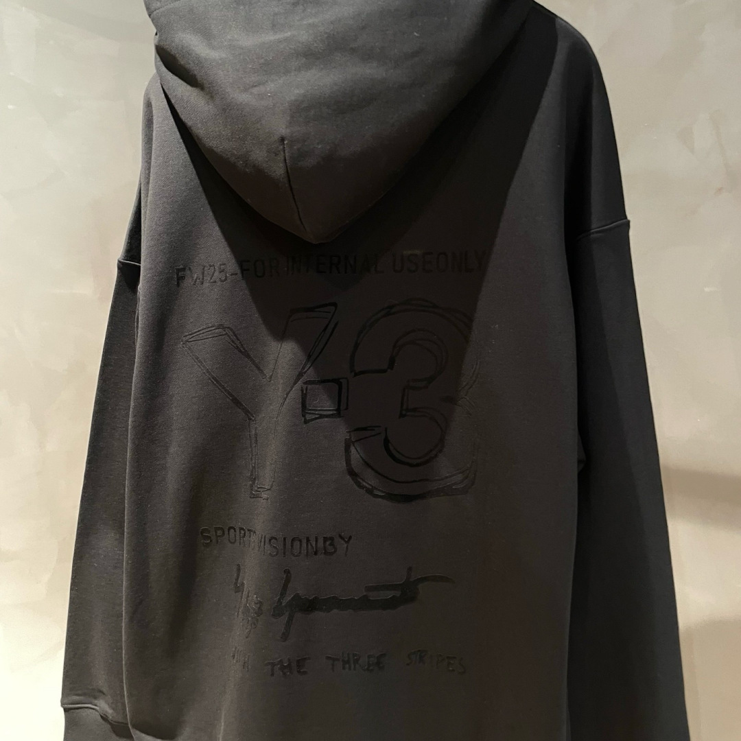 Y-3，早秋新款连帽卫衣，面料采用顶级原版精梳棉面料，前印花logo工艺，顶级的做工，高端品质，尺码:S-XL