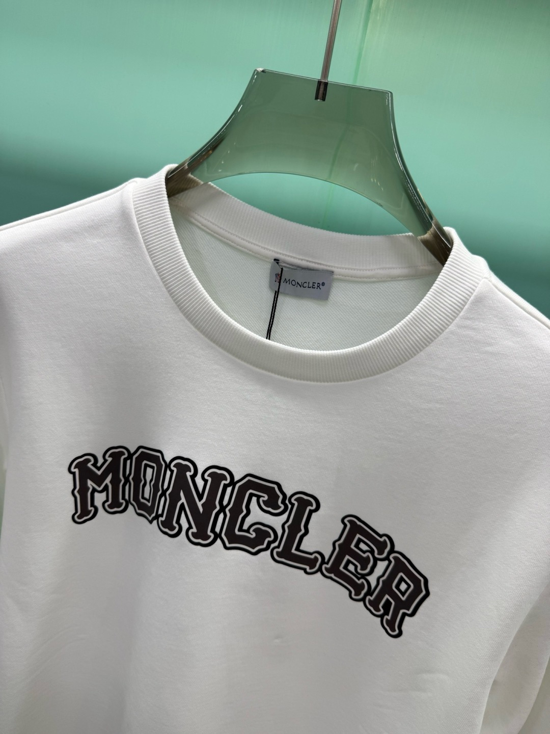 Moncler2026秋冬新品品牌印花圆领卫衣，黑白双色均为品牌标志性设计，胸前采用独特的拱形字母印花，胸前"MONCL