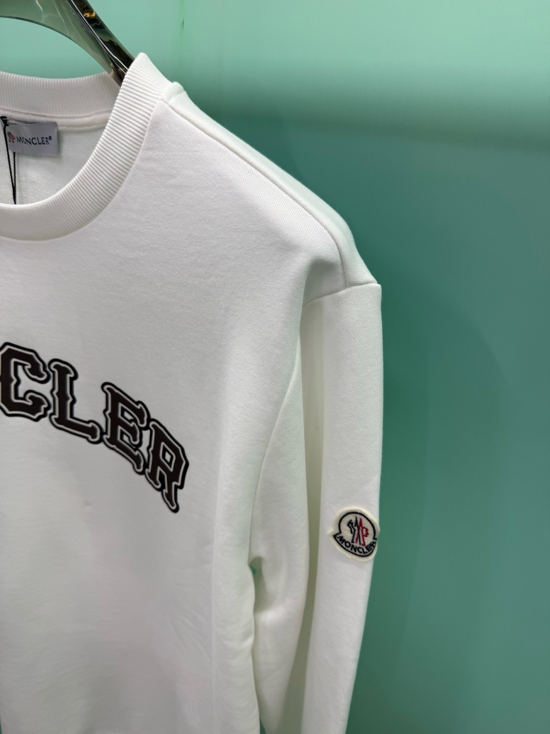 Moncler2026秋冬新品品牌印花圆领卫衣，黑白双色均为品牌标志性设计，胸前采用独特的拱形字母印花，胸前"MONCL