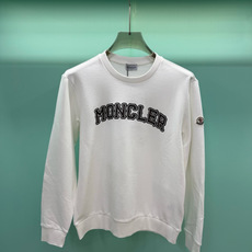 Moncler2026秋冬新品品牌印花圆领卫衣,黑白双色均为品牌标志性设计,胸前采用独特的拱形字母印花,胸前"MONCL Moncler2026秋冬新品品牌印花圆领卫衣,黑白双色均为品牌标志性设计,胸前采用独特的拱形字母印花,胸前"MONCL