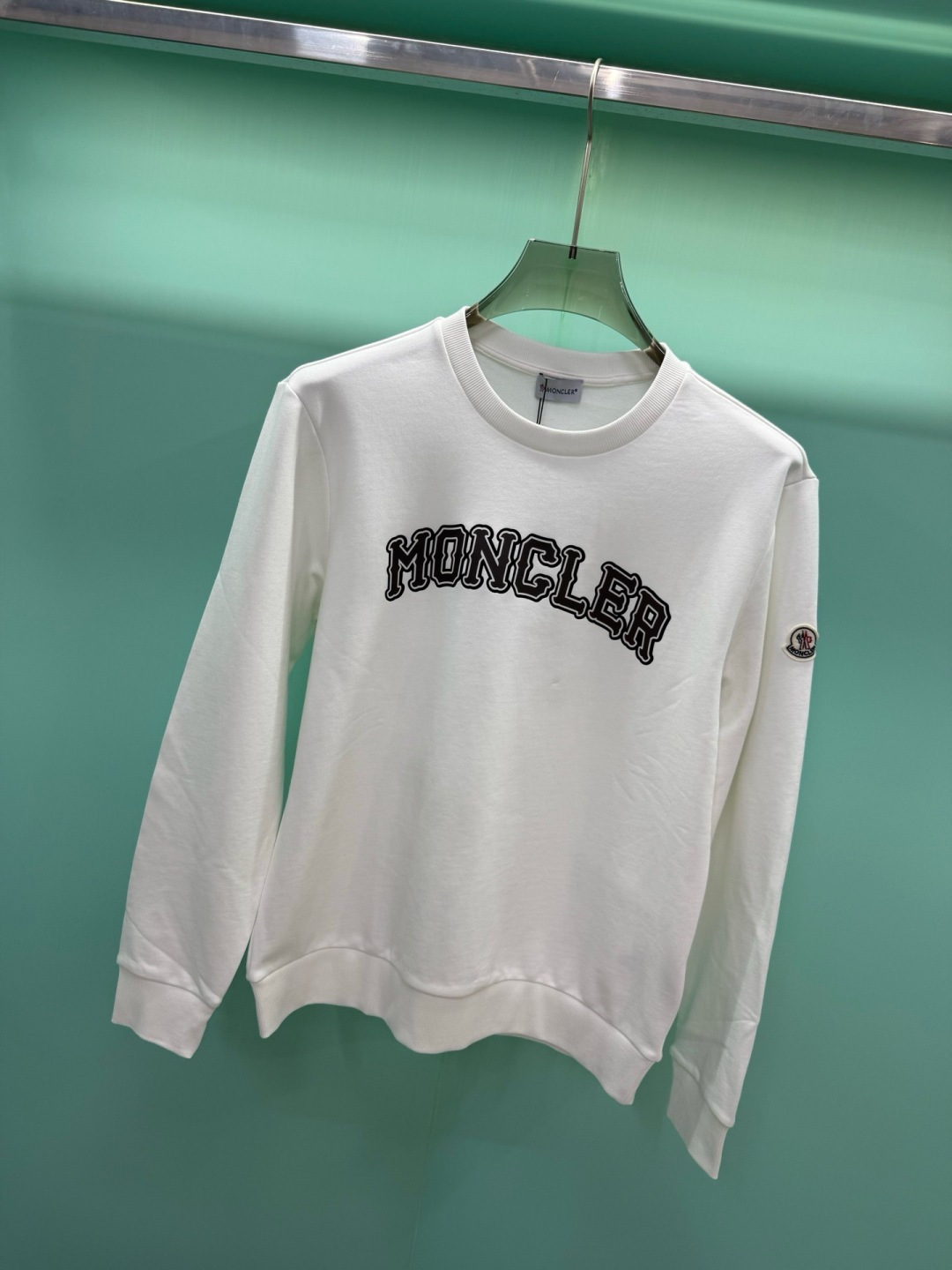 Moncler2026秋冬新品品牌印花圆领卫衣，黑白双色均为品牌标志性设计，胸前采用独特的拱形字母印花，胸前"MONCL