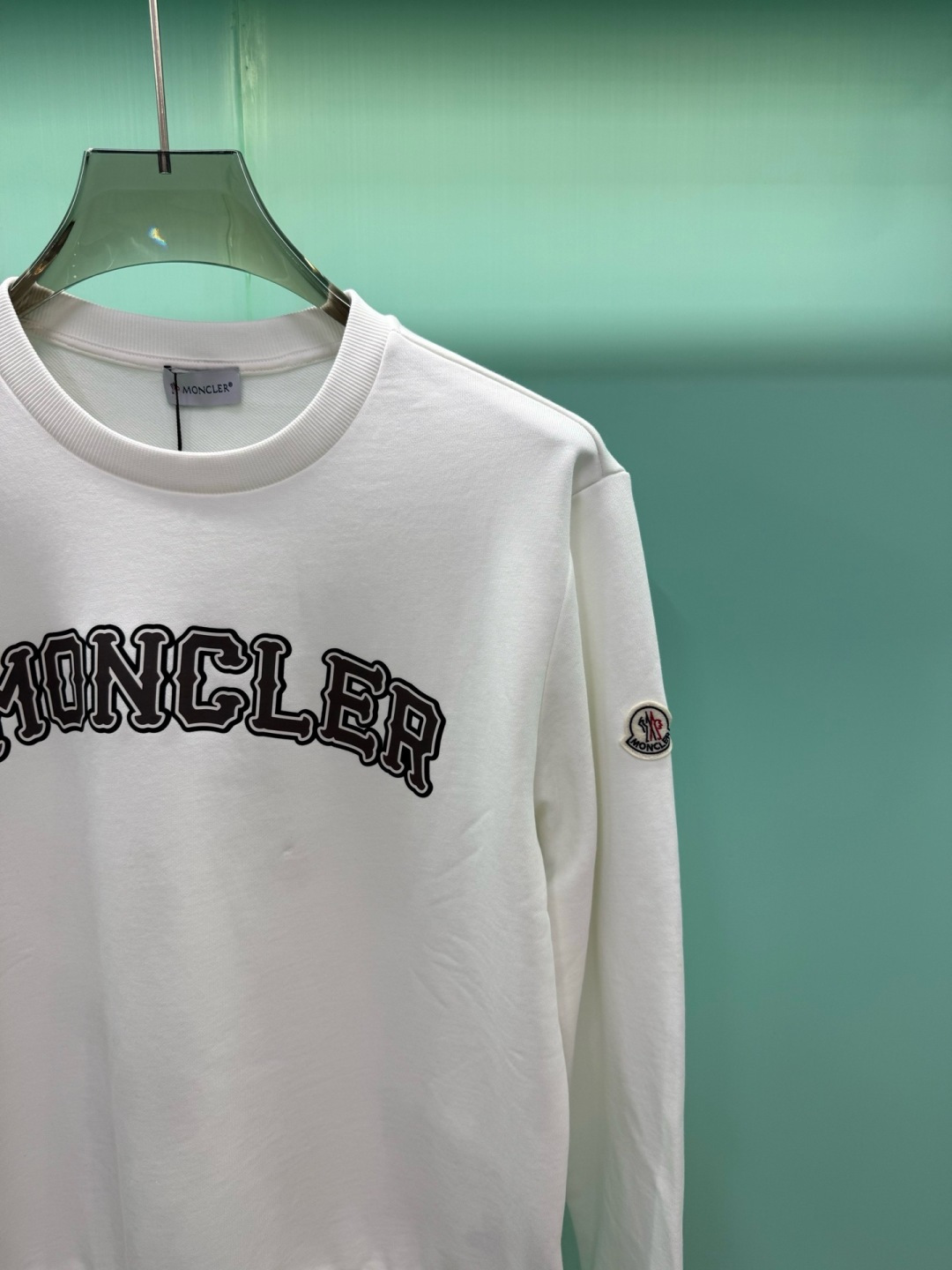 Moncler2026秋冬新品品牌印花圆领卫衣，黑白双色均为品牌标志性设计，胸前采用独特的拱形字母印花，胸前"MONCL