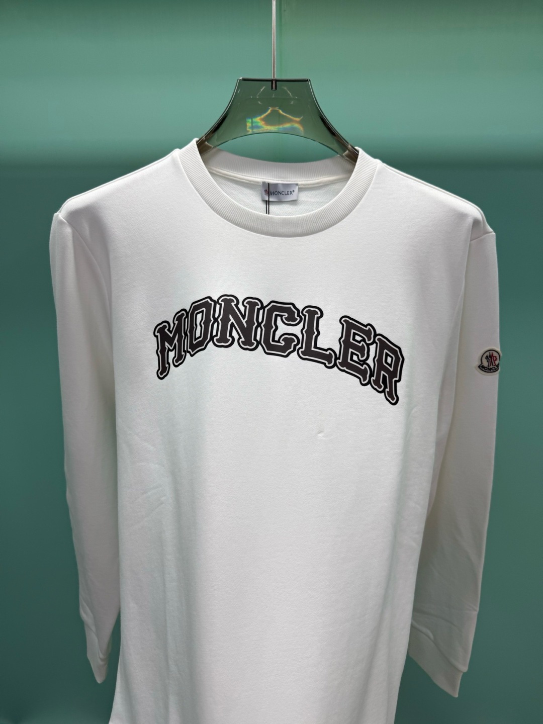 Moncler2026秋冬新品品牌印花圆领卫衣，黑白双色均为品牌标志性设计，胸前采用独特的拱形字母印花，胸前"MONCL
