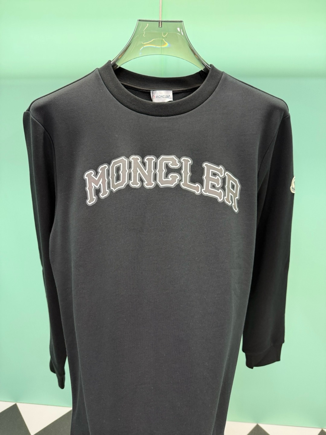 Moncler2026秋冬新品品牌印花圆领卫衣,黑白双色均为品牌标志性设计,胸前采用独特的拱形字母印花,胸前"MONCL Moncler2026秋冬新品品牌印花圆领卫衣,黑白双色均为品牌标志性设计,胸前采用独特的拱形字母印花,胸前"MONCL