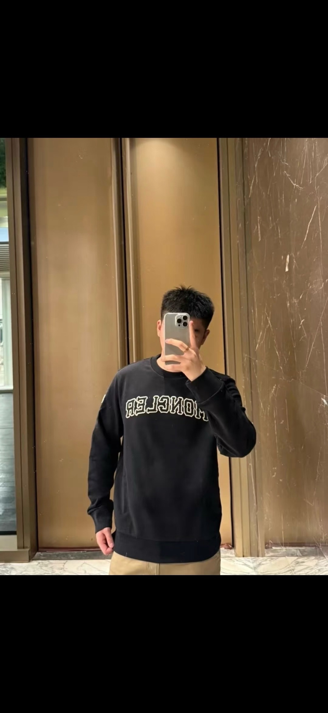 Moncler2026秋冬新品品牌印花圆领卫衣,黑白双色均为品牌标志性设计,胸前采用独特的拱形字母印花,胸前"MONCL Moncler2026秋冬新品品牌印花圆领卫衣,黑白双色均为品牌标志性设计,胸前采用独特的拱形字母印花,胸前"MONCL