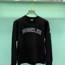 Moncler2026秋冬新品品牌印花圆领卫衣,黑白双色均为品牌标志性设计,胸前采用独特的拱形字母印花,胸前"MONCL Moncler2026秋冬新品品牌印花圆领卫衣,黑白双色均为品牌标志性设计,胸前采用独特的拱形字母印花,胸前"MONCL